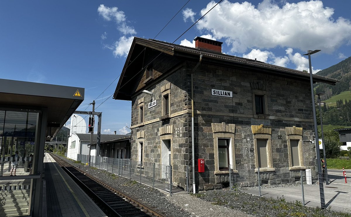 JuergenMistol's tweet photo. Bahnzeit in #Sillian 🇦🇹 #zugfahrenmachtglücklich #bahnzeit https://t.co/u2qa41GiqF