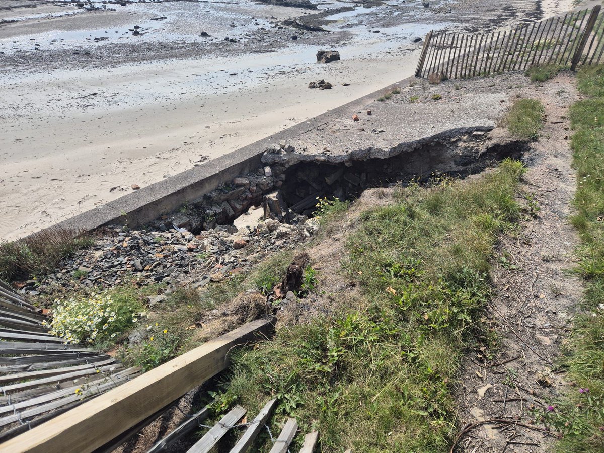 It was great to meet Robbie Blyth from Fife Coast &amp; Countryside Trust yesterday to hear about the repair plans for the damage behind Ardross Farm, now that funding has been secured. Until the works begin, please follow the signs! 🚧
