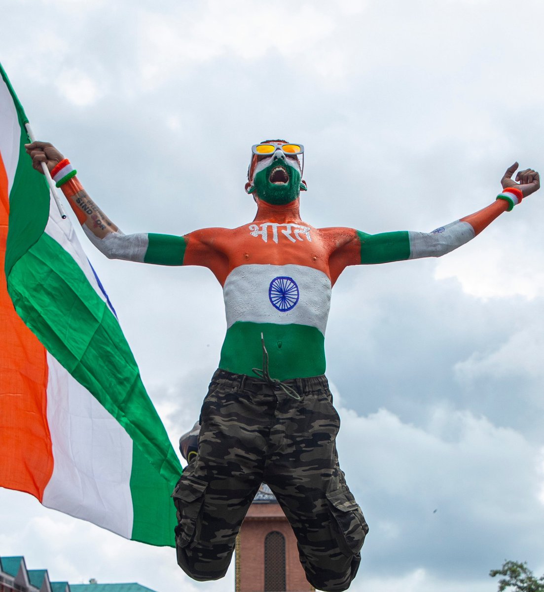 faisalbashirs's tweet image. A man painted with #Indian #national flag shouts pro #India #slogans during India&apos;s 79th #IndependenceDay #celebrations in #Srinagar on August 15, 2025. Photos by @faisalbashirs
