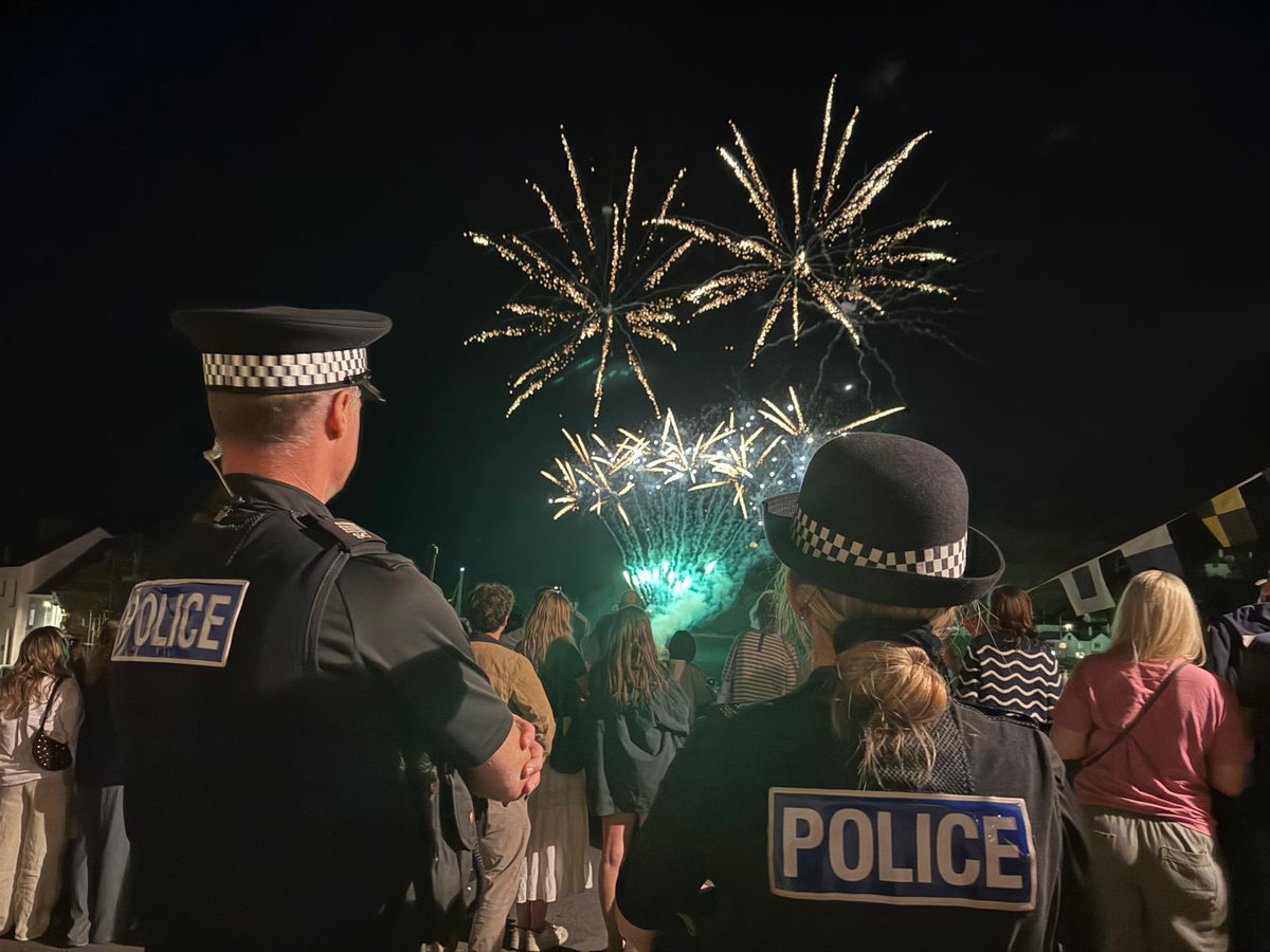 SouthDevon_SC's tweet photo. Our team deployed to #Salcombe ⛵️last night for #HighVisibility patrols at the #Regatta #Fireworks 🎇Great to see so many people out enjoying themselves responsibly. We also dealt with some underage drinking in a public place, an assault and a missing person. https://t.co/t1VLevAxNL
