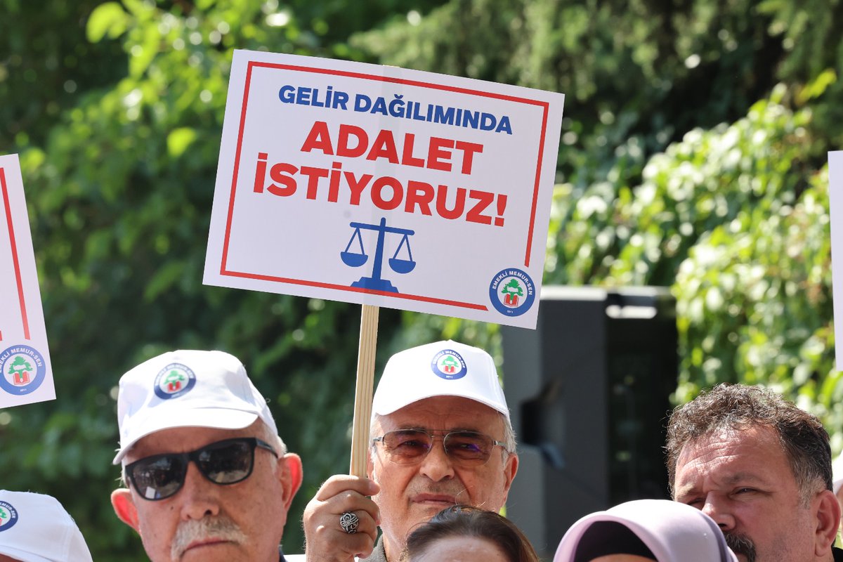 Genel Başkan Yardımcımız Mehmet Fatih Uğurlu, STK Başkan Yardımcımız Hacı Veli Yüksel ve Komisyon Üyemiz Oktay Korkmaz, Emekli Memur-Sen’in Çalışma ve Sosyal Güvenlik Bakanlığı önünde, memurlar ve emekli memurlar için hükümetin sunduğu zam teklifine karşı düzenlediği protestoya