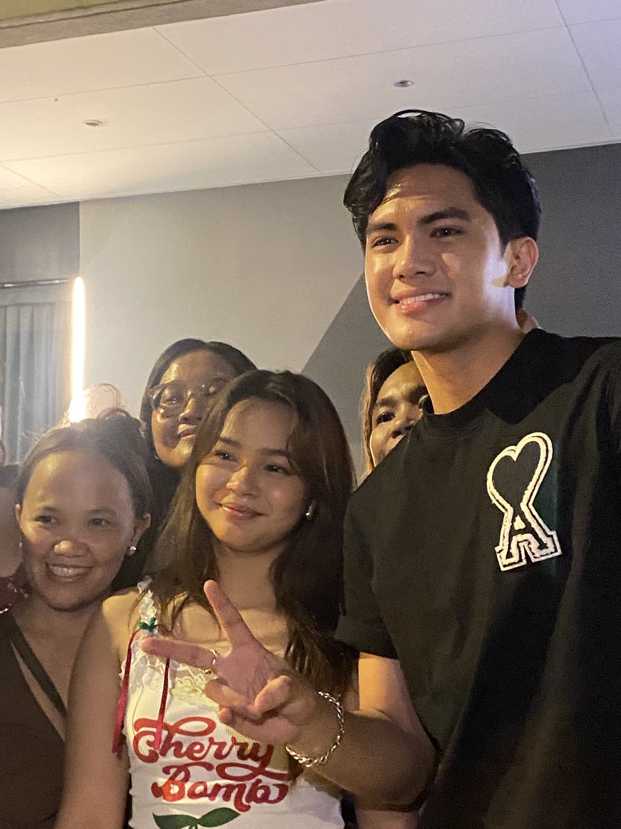 yashy_me's tweet photo. Magkahawig na talaga kayo
Tanong lang 
Lagi ba kayo magkasama? Hehe

KOLETTE ON INLAB MV https://t.co/mmJwbQNmy4