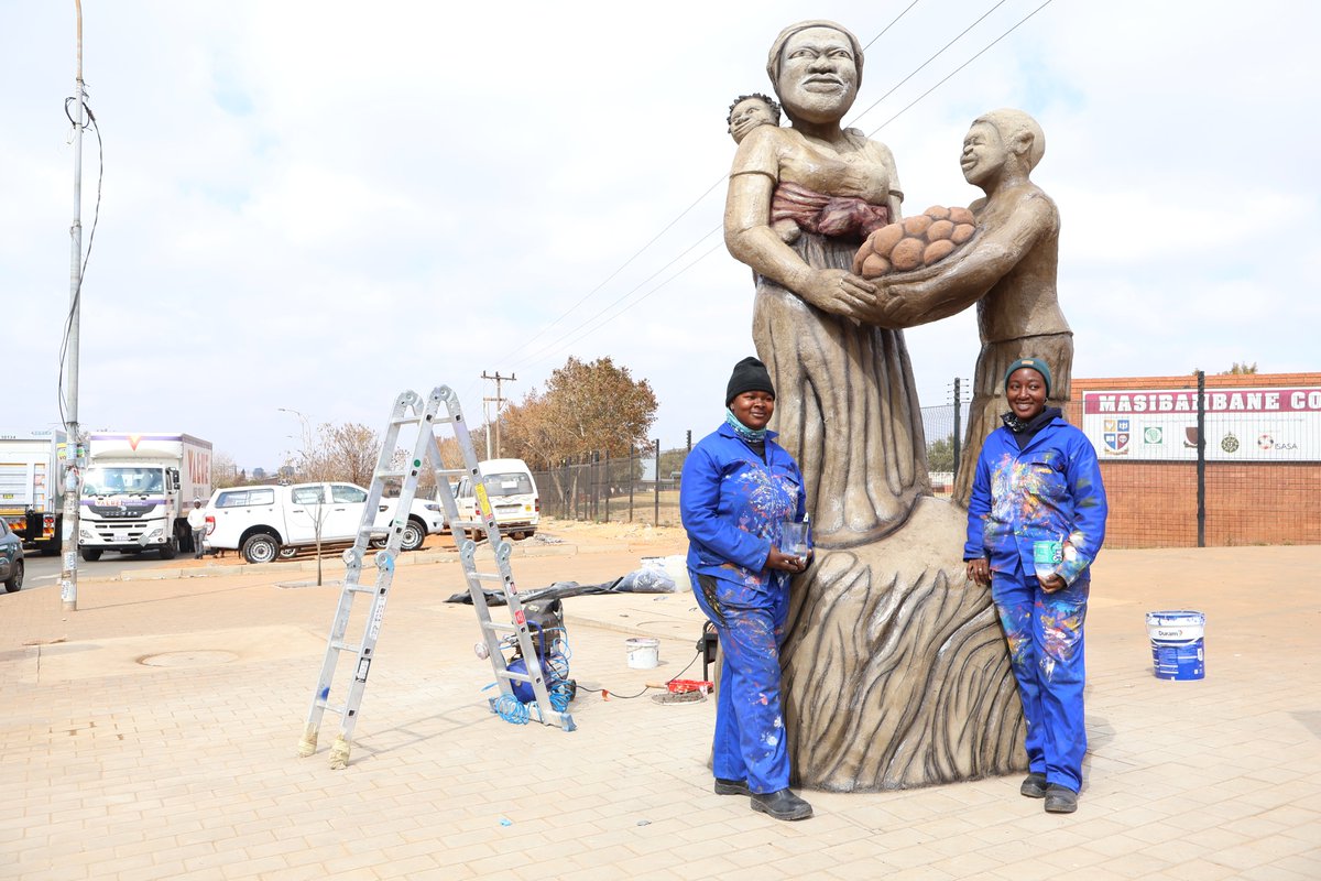 🌟 WOMEN’S MONTH SPOTLIGHT | ORANGE FARM 🌟

The Public Environment Upgrade Project along 16th Street and Moyane Drive in Orange Farm is not just transforming public spaces — it’s empowering women in construction and the arts.

💪 Delivered by 100% Black woman-owned main