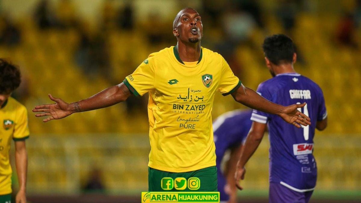 Kalau jodoh Willian Lira dan Selangor tak kekal sampai tengah musim, harap depa rekrut Jonathan Balotelli pulak.

Sama taraf dan kesayangan penyokong Kedah. 1 batch dengan Lira dulu.