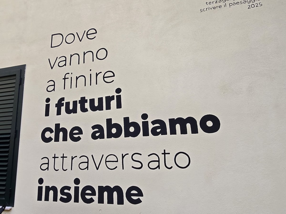 SyriaSusina's tweet photo. RIONE #FORNELLE, VICOLO DEGLI AMALFITANI.
Nuove parole per un quartiere che sta diventando un vocabolario.
Artwork di #Greenpino per i #MuridAutore Parco della Poesia di strada - #Salerno,
foto #AntonioCapuano.
#ferragosto2025
#SoloPerChiAmaSalerno
https://t.co/usvKpZUuNZ https://t.co/gOMX5wcoKH