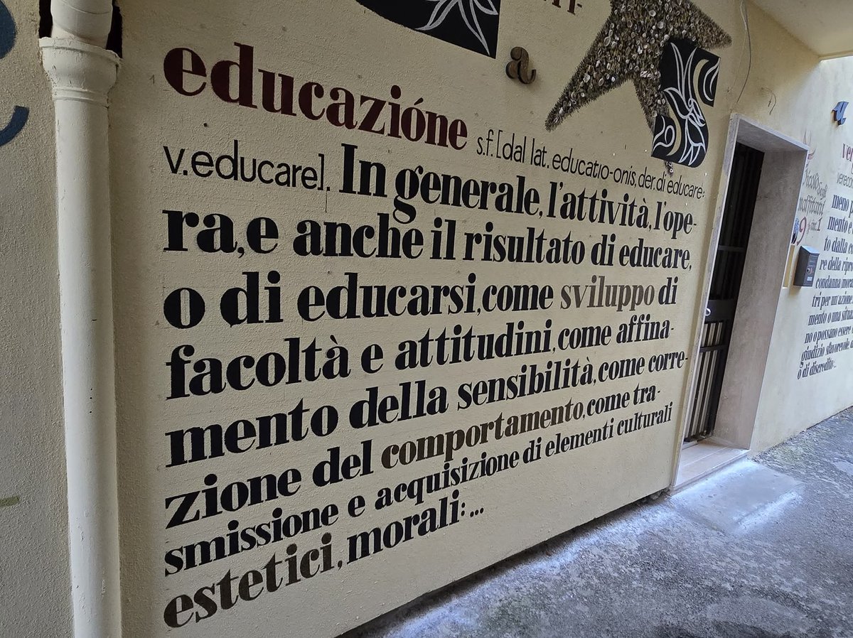 SyriaSusina's tweet photo. RIONE #FORNELLE, VICOLO DEGLI AMALFITANI.
Nuove parole per un quartiere che sta diventando un vocabolario.
Artwork di #Greenpino per i #MuridAutore Parco della Poesia di strada - #Salerno,
foto #AntonioCapuano.
#ferragosto2025
#SoloPerChiAmaSalerno
https://t.co/usvKpZUuNZ https://t.co/gOMX5wcoKH