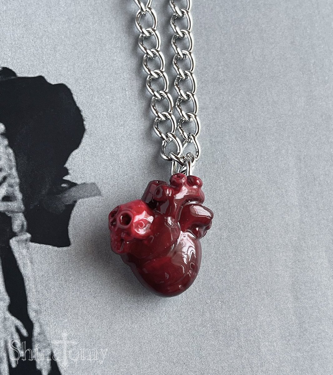 💀#arteVarie 新商品💀
　
8月17日（日）に開催の
GOOD COMIC CITY 31 大阪内
#arteVarie127 に出展します🧠

新作のアクセサリーやカードケースなども
販売しますので是非ご覧ください🦷
お品書きは固定ポストより🔗

🦴ブース：4号館 め15
🦴支払い方法：現金/クレカ/PayPay