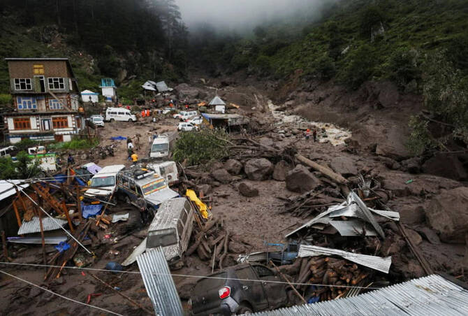 AbbTakk's tweet photo. Devastating flash flood in Indian Kashmir results in dozens of fatalities, Over 200 Missing
#KashmirFloods #FlashFlood #IndiaDisaster #ClimateCrisis #KashmirNews #DisasterUpdate #Monsoon2025 #MissingPersons #EmergencyAlert #Abbtakk
Read Complete Article :
https://t.co/HiRaXsmAYh