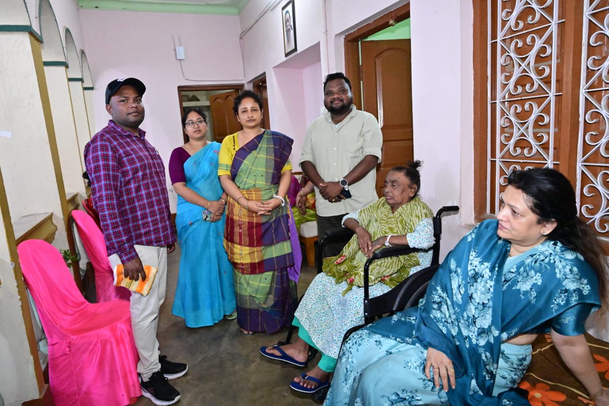 झारखण्ड राज्य निर्माता दिशोम गुरु स्वर्गीय शिबू सोरेन जी के साथ हर संघर्ष की साथी रही आदरणीय माता रूपी सोरेन जी से पहली बार मिला, विपरीत परिस्थितियों में झारखण्ड की स्वभिमान की रक्षक बनी उनकी बहू मैडम <a href="/JMMKalpanaSoren/">Kalpana Murmu Soren</a> जी के द्वारा मुझे मिलवाते ही माताजी कोल्हान के सभी नेताओं और