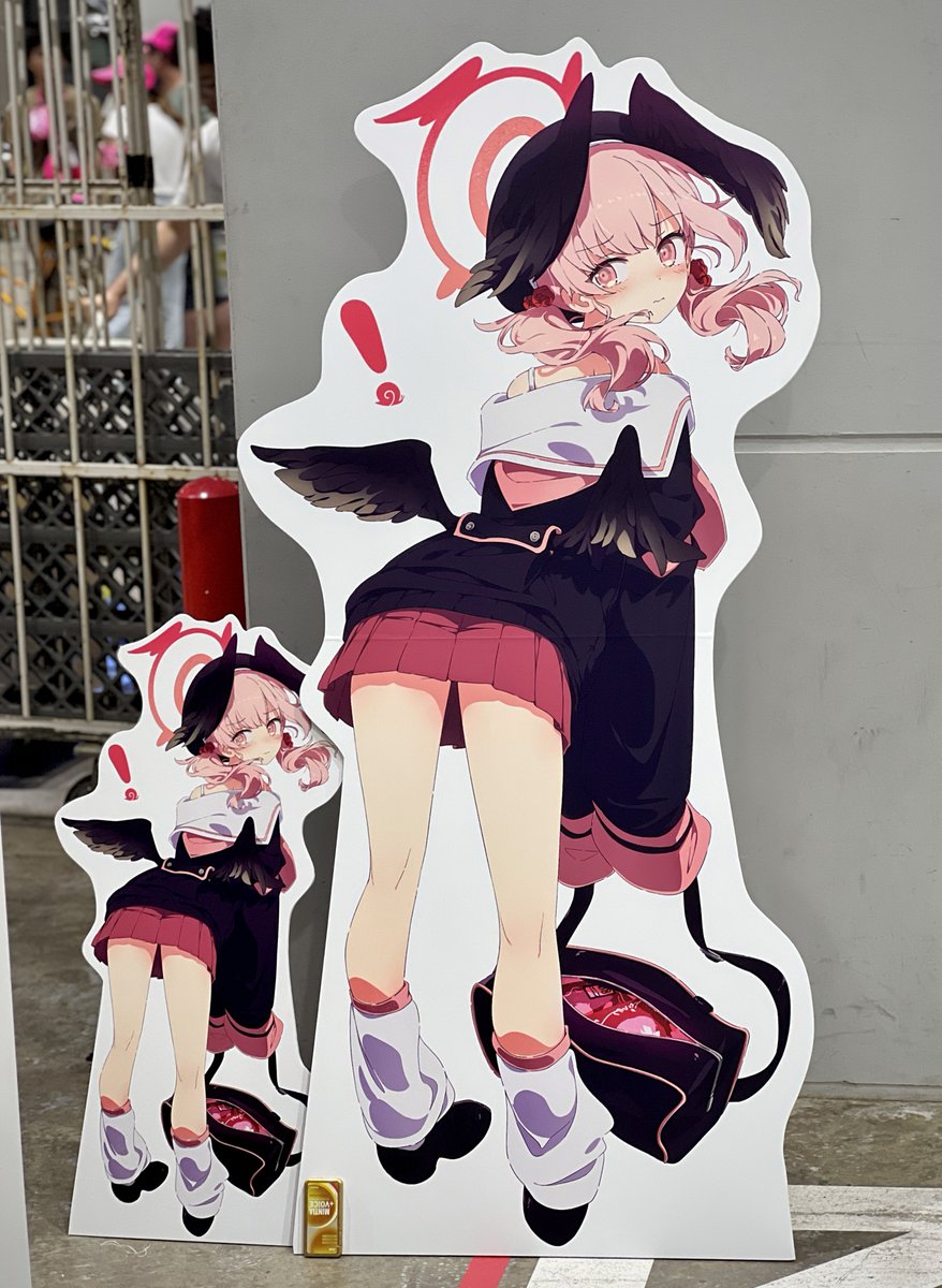 等身大パネル現物！そして急ですみません、先着1名に左のミドル等身大（1m弱、名入りサイン入れ可）を10,000円で頒布します😂！先頭複数名様がお求めでしたらじゃんけんとなります。