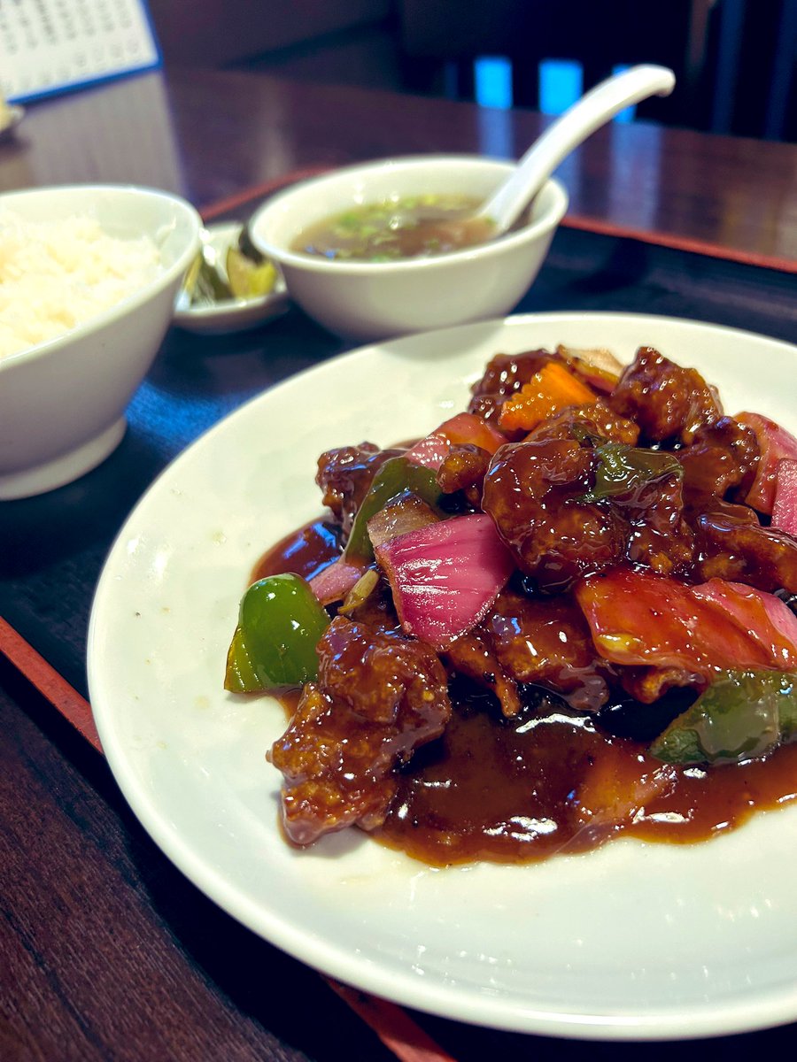 こじんまりとした桜木町にある街中華で 黒酢豚定食をひとり寂しく食べ