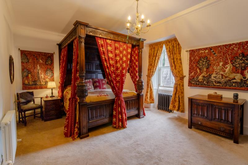🏰 Live in a Finavon Castle apartment: 2 beds, 2 baths, private garden &amp; garage, 160m², 6+ acres of grounds. 

Easy access to Dundee &amp; Aberdeen.

Take a closer look here 👉 yopa.co.uk/properties/det…

#CastleLiving #ScotlandHomes #DreamHome