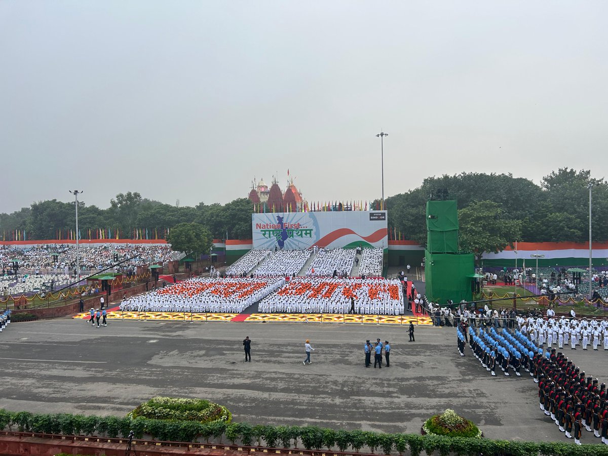 A proud moment as Prime Minister Shri Narendra Modi addresses the Nation from the historic Red Fort on the 79th Independence Day, while helicopters shower petals in salute to the spirit of freedom.
#IndependenceDay2025
#NayaBharat
#MYBharat
#IDC2025
