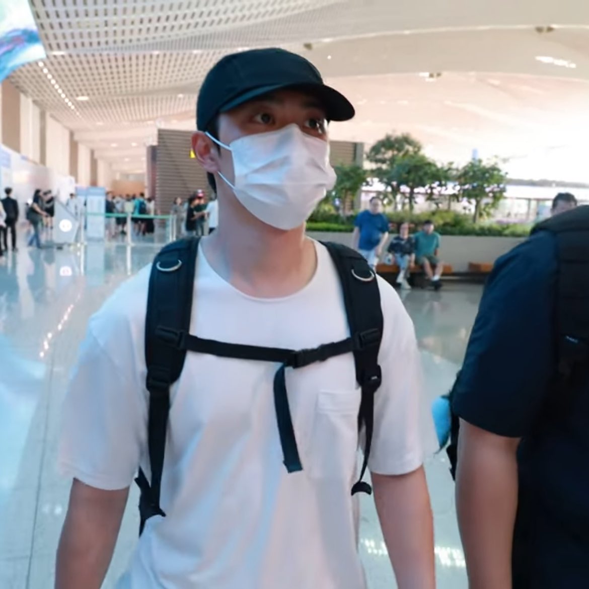 philconcerts's tweet photo. On his way to 🇵🇭 EXO’s D.O at the Incheon Airport on his way to Manila for the 2025 DOH KYUNG SOO ASIA CONCERT TOUR <DO it!> IN MANILA, happening tomorrow, August 16, at the MOA Arena ✈️

🎥 Newsen https://t.co/X6uJ1z6uW0