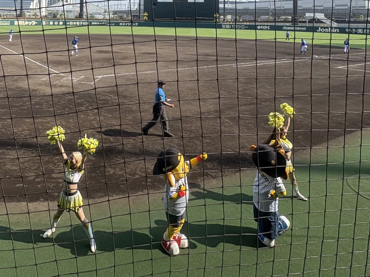 torabox1's tweet photo. 8月14日酷暑の中13時プレイボール
試合後気になったのが審判
選手は守備が終われば毎イニング
ベンチへ戻り休息をとれるが
二軍は三名の審判が走り回り
暑い土のグランド上に3時間15分
途中休憩はグランド整備中の
一回だけだったのではないか？

ボールボーイは球だけでなく
水分補給に走ってもと思う https://t.co/xpEO2RXK5F