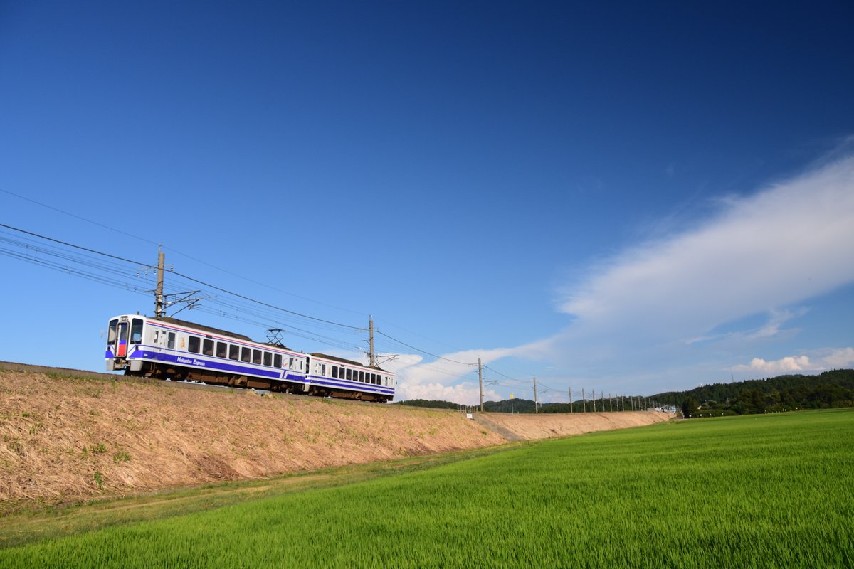 ほくほく線 840M
HK100-6 * HK100-7

盛土は除草剤が撒かれたのだろうか
田んぼとのギャップがよい。

【7月20日】