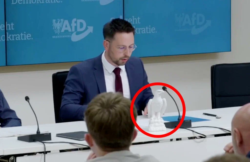 Ich verstehe jetzt noch nicht so ganz, warum die SPD Hakenkreuze auf Stimmzettel malen, aber die AfD keine Adler-Büste haben darf. Kann das jemand aus der demokratischen Mitte erklären?