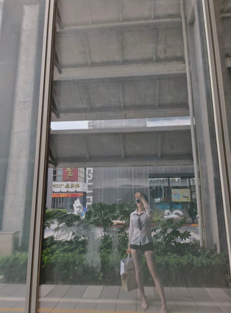 ariodhph27's tweet photo. 我发现越是不行的男人越是喜欢给你讲大道理，行的你还没脱完他就脱光了，不行的你和他开房，他给你讲些什么宇宙之无穷人类之渺小，你叫他吃药吧，他说药效还没上来… https://t.co/s7PDhzuBrm
