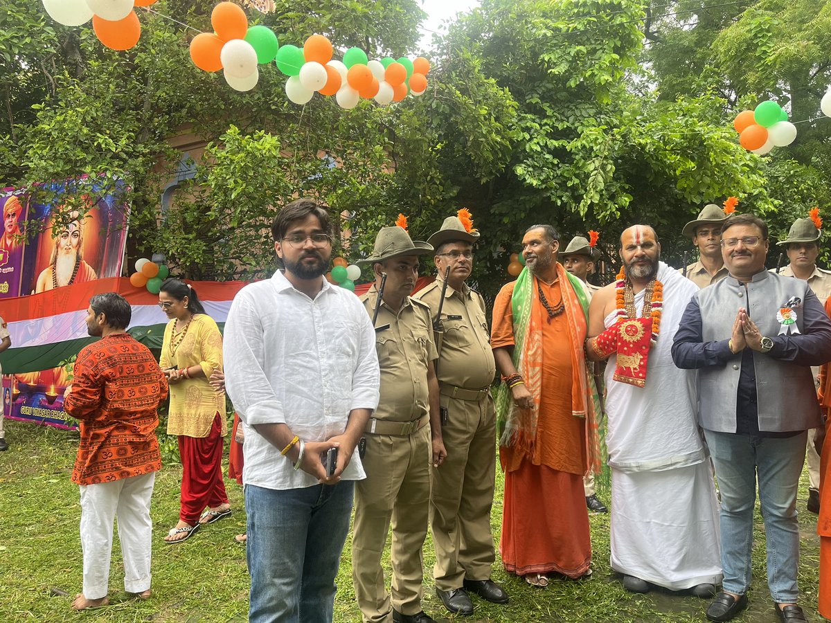 BambamThakur_HS's tweet photo. हिंदू महासभा के अध्यक्ष @SwamyChakrapani ने स्वतंत्रता दिवस के अवसर पर हिंदूमहासभा भवन में ध्वजारोहण किया। इस मौके पर देश-प्रदेश के संत महासभा के संत और हिंदू महासभा के वरिष्ठ कार्यकर्ता मौजूद रहे साथ ही छात्र संगठन पूर्वांचल विश्वविद्यालय संगठन संस्थापक मंगलम त्यागी उपस्थित रहे। आज हम उन सभी स्वतंत्रता सेनानियों को याद कर रहे हैं, जिनके बलिदान से यह आजादी मिली है।
#AazadiKaAmritMahotsav #IndependenceDay2025