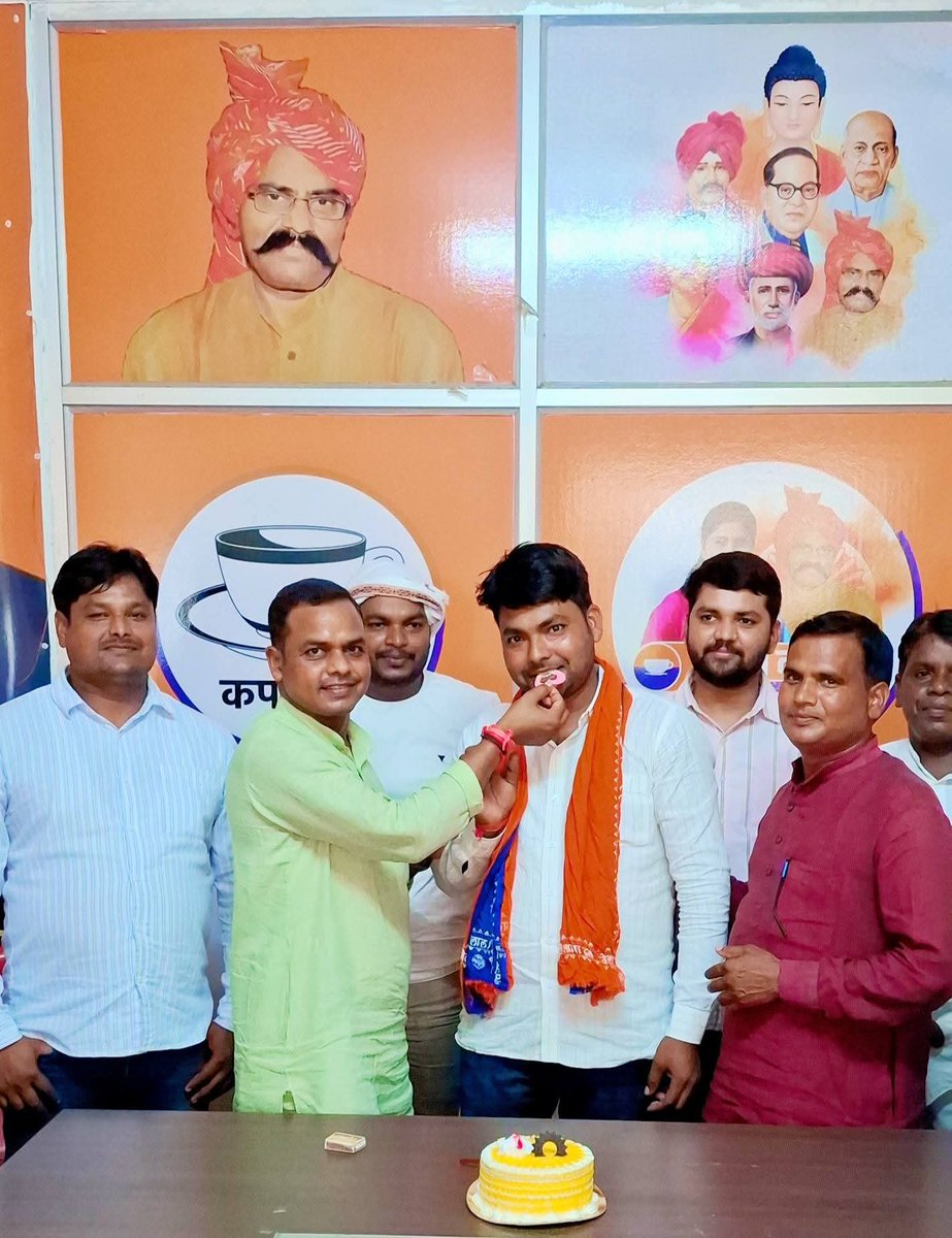 5556Govind's tweet photo. बड़े भैया , Apna Dal-S के सक्रिय सदस्य , लोकप्रिय ग्राम प्रधान ( कृष्णापुर कला ) श्री Pankaj Verma जी को केक खिलाकर #जन्मदिन की बधाई एवं #शुभकामनाएं देकर प्रकृति से प्रधान जी के #स्वस्थ , #समृद्ध व #दीर्घायु जीवन की कामना किया। https://t.co/ugmfhcXkGV