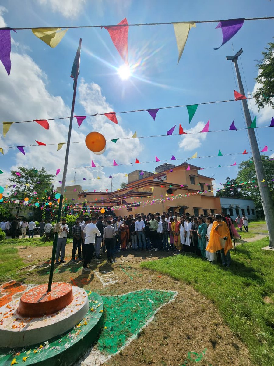 PalamuLibrary's tweet image. स्वतंत्रता दिवस पर जिला पुस्तकालय, पलामू के परिसर में राष्ट्रीय ध्वज फहराया गया।पुस्तकालय के सभी कर्मचारियों और  सदस्यों ने इस कार्यक्रम में उत्साहपूर्वक भाग लिया।