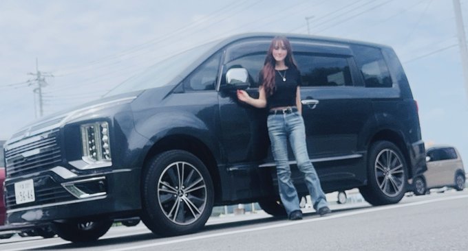 レンタカーを車種おまかせの1番安いプランで借りたらバカデカい車がきて横転🤣1人で乗るのにこのデカさw三菱 デリカD:5でした
実はデリカD:5は、2015年に『車なごコレクション』というスマホゲームで私がキャラデザを担当させてもらった車の子!10年越しでご縁がありました🫶✨ 