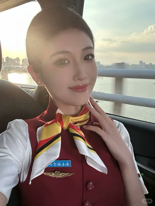 KerryRandle2's tweet photo. 女人自拍是为了展示气质，男人自拍是为了展示女人…

空姐要被打屁股了，有人��疼下吗，还是说你也想打… https://t.co/vi2KR8hxpz