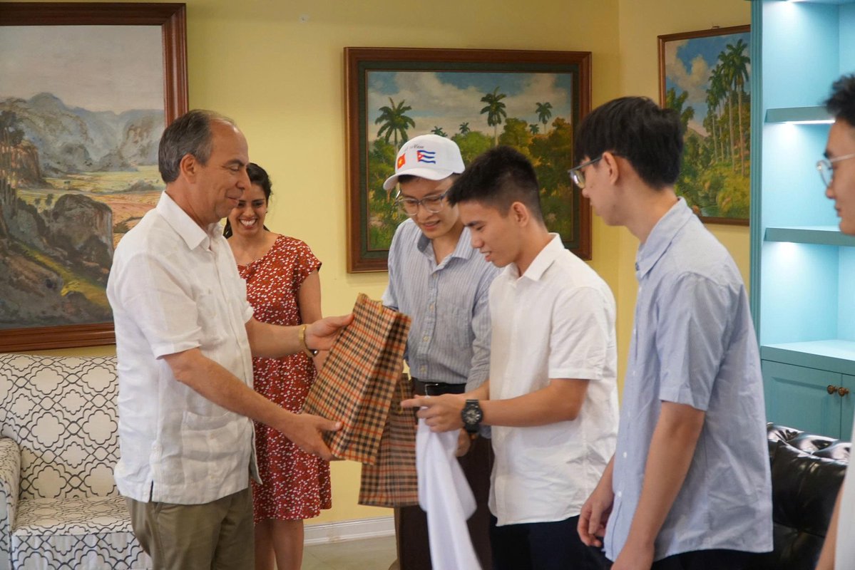Rogelio Polanco Fuentes (@rpolancof) on Twitter photo Despedimos en <a href="/EmbaCubaVietnam/">Embajada de Cuba en Vietnam/ Đại sứ quán Cuba</a> a jóvenes vietnamitas que estudiarán Medicina en #Cuba, mediante becas que ofrece nuestro país.
En emotivo intercambio, nos acompañaron integrantes del Club de estudiantes vietnamitas graduados en Cuba. Despedimos en <a href="/EmbaCubaVietnam/">Embajada de Cuba en Vietnam/ Đại sứ quán Cuba</a> a jóvenes vietnamitas que estudiarán Medicina en #Cuba, mediante becas que ofrece nuestro país.
En emotivo intercambio, nos acompañaron integrantes del Club de estudiantes vietnamitas graduados en Cuba.
