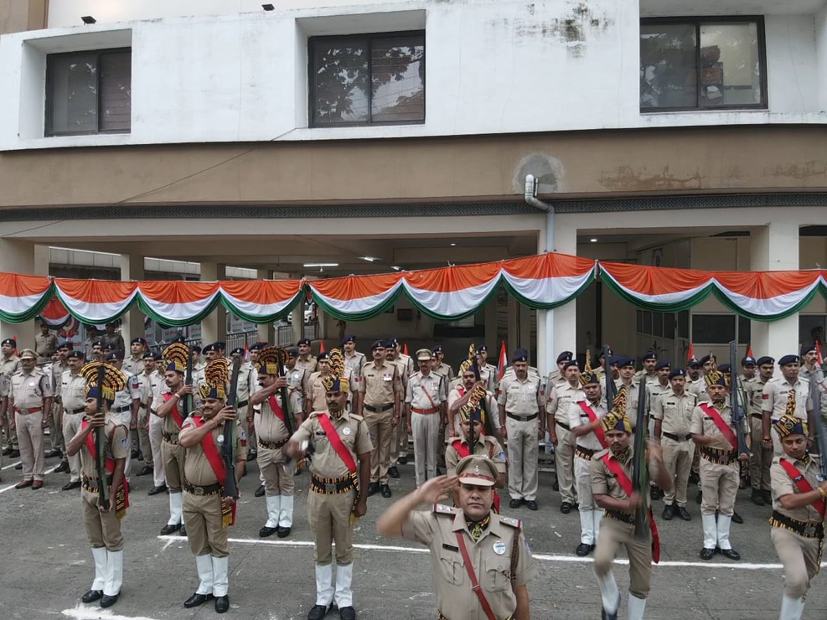 CP_INDORE's tweet photo. 79वें स्वतंत्रता दिवस के अवसर पर आज पुलिस आयुक्त नगरीय इंदौर श्री संतोष कुमार सिंह द्वारा पुलिस कमिश्नर कार्यालय पलासिया में ध्वजारोहण कर ,तिरंगे को सलामी दी एवं उपस्थित सभी पुलिस अधिकारियों व कर्मचारियों सहित समस्त शहर वासियों को स्वतंत्रता दिवस की शुभकामनाएं एवं बधाई दी। https://t.co/Ey44p9JrFS