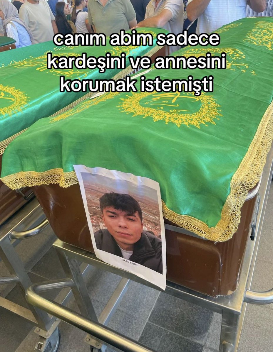 Kız kardeşini korumak isterken bıçaklanarak katledilen Hakan Çakır’ın yakınlarının cenazeden yaptığı paylaşım: