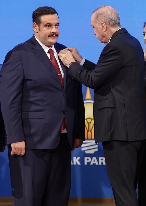 İsmail Saymaz:

“Dün AKP’ye katılan, Cumhurbaşkanı’nın ‘Biraz kilo ver’ dediği Yalvaç Belediye Başkanı Mustafa Kodal, geçen mart ayında rüşvet ve dolandırıcılık soruşturmasında gözaltına alınıp serbest bırakılmış.”