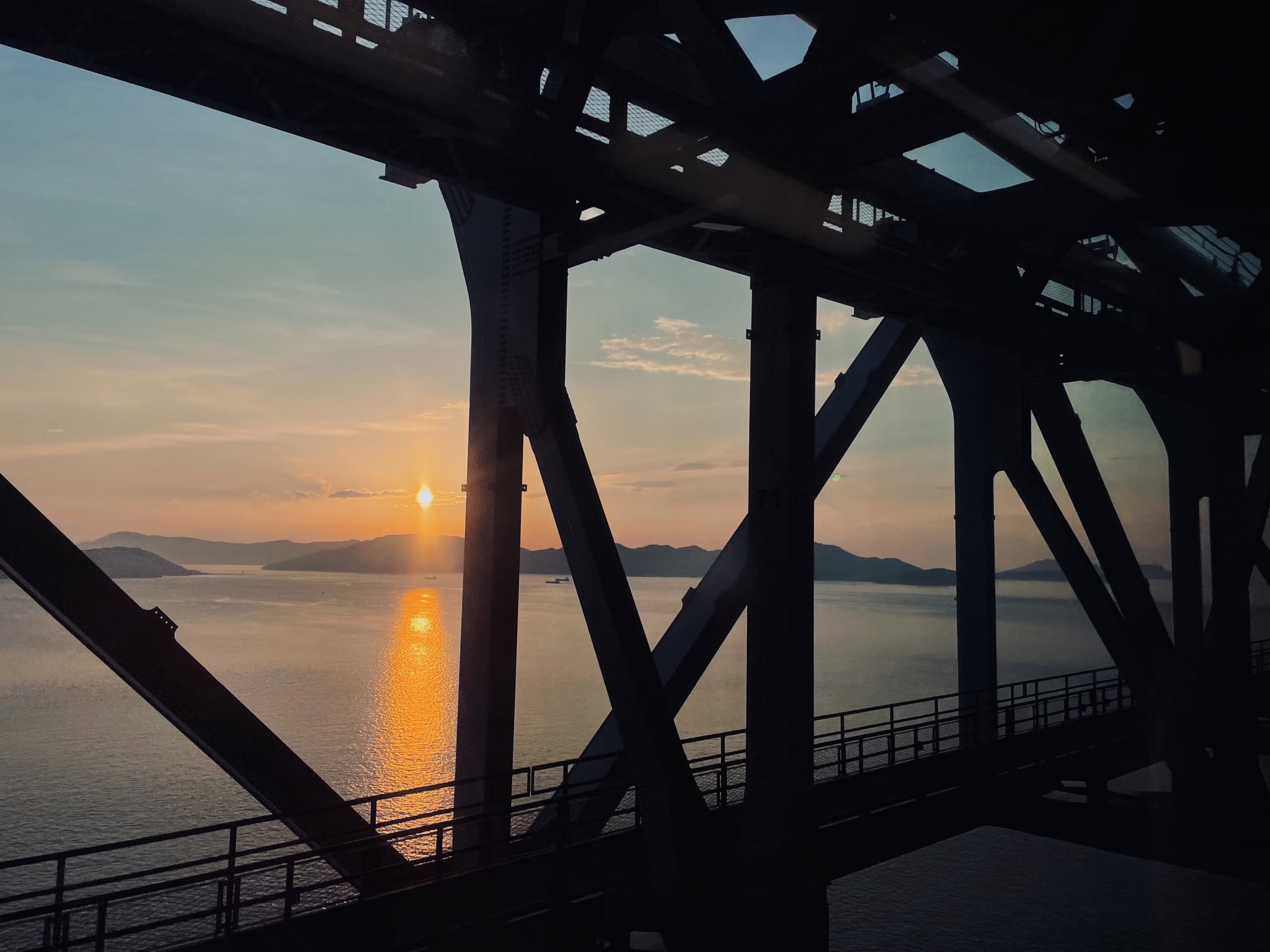 夕暮れの橋 夕暮れの渡良瀬橋[10282003830]の写真・イラスト素材｜アマナ