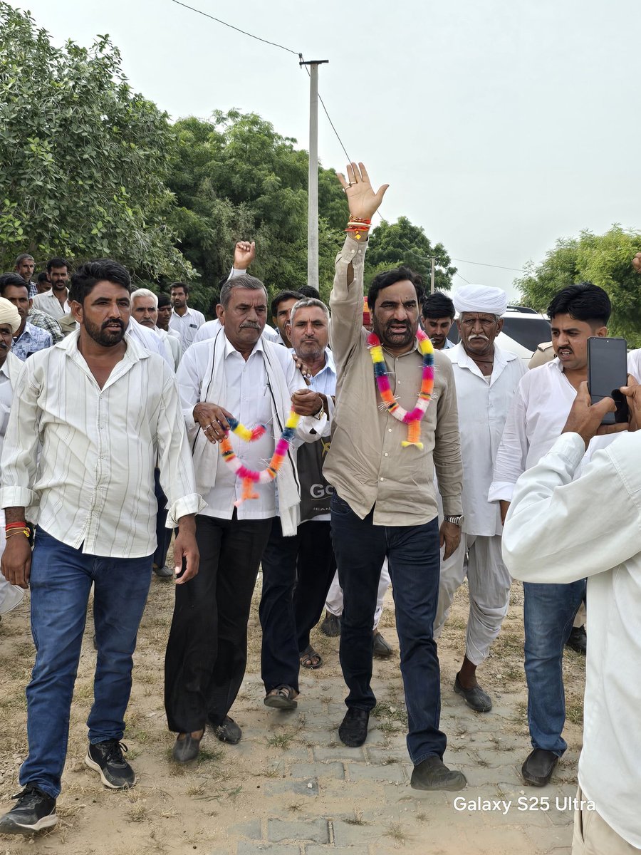 hanumanbeniwal's tweet photo. कल बुड़किया गांव में अमर शहद भूपेंद्र जी कालीराणा के स्मारक पर श्रद्धांजलि अर्पित की ,इस अवसर पर ग्रामीणों ने मेरा स्वागत भी किया | https://t.co/HoWE5kE6H1