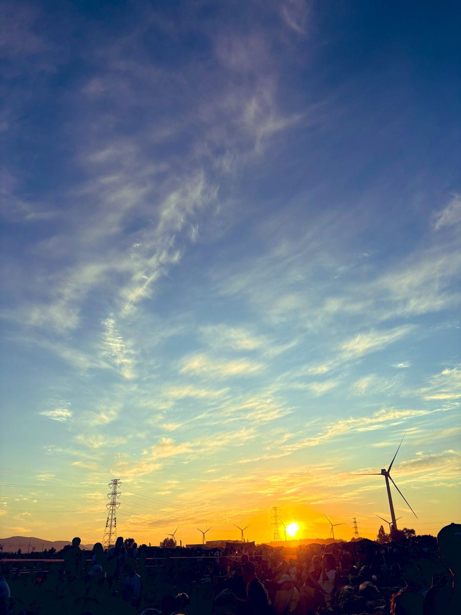 マカロニえんぴつ聴きながらの夕陽
だいぶ涼しくなってきた🍃
ここからSUPER BEAVERまで🦫
 #RISINGNISSAN