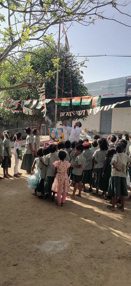 murugupandiyanp's tweet photo. என் பள்ளியின் சுதந்திர தின விழா கொண்டாட்டம் https://t.co/F9yoyPdMrp