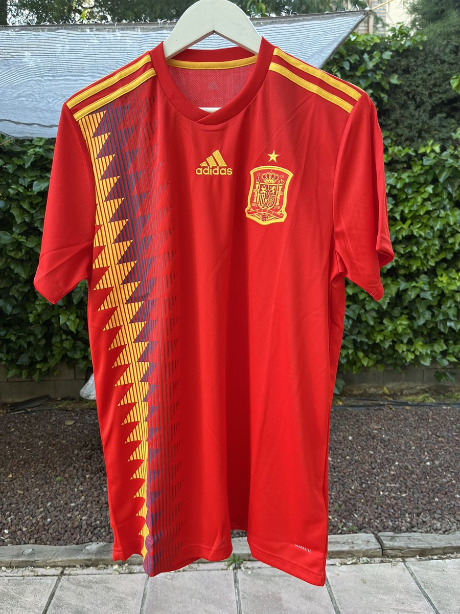 FerCamisYFutbol's tweet photo. 🇪🇸⚽ CAMISETA ESPAÑA MUNDIAL 2018 • L • ADIDAS

Una pieza especial de mi colección: la camiseta que España vistió en el Mundial de Rusia 2018. Su diseño retro, inspirado en el mítico modelo de 1994.

#España #LaRoja #Mundial2018 #WorldCup2018 #AdidasFootball #CamisetasDeFútbol https://t.co/Af8NXtu46C