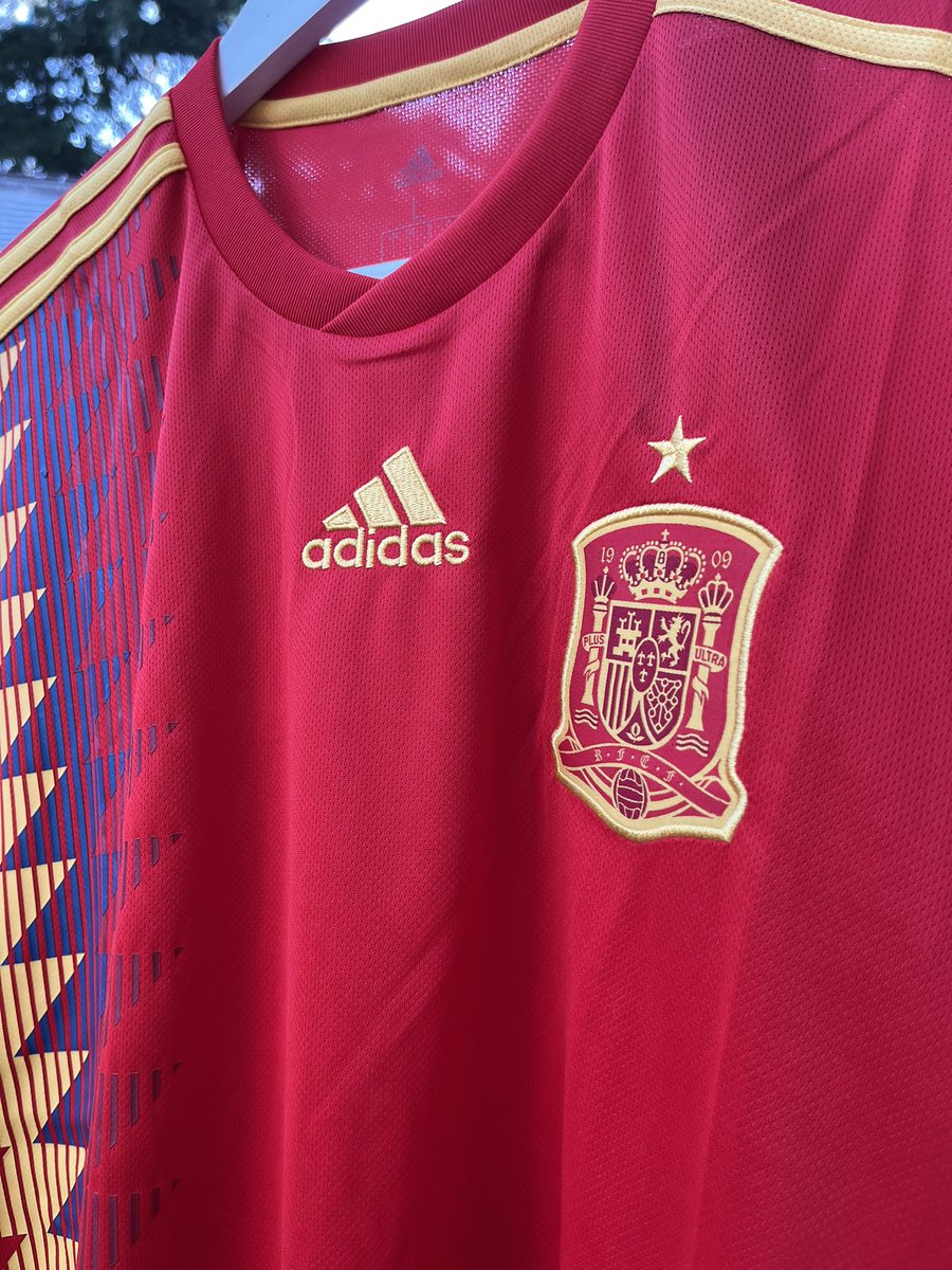 FerCamisYFutbol's tweet photo. 🇪🇸⚽ CAMISETA ESPAÑA MUNDIAL 2018 • L • ADIDAS

Una pieza especial de mi colección: la camiseta que España vistió en el Mundial de Rusia 2018. Su diseño retro, inspirado en el mítico modelo de 1994.

#España #LaRoja #Mundial2018 #WorldCup2018 #AdidasFootball #CamisetasDeFútbol https://t.co/Af8NXtu46C