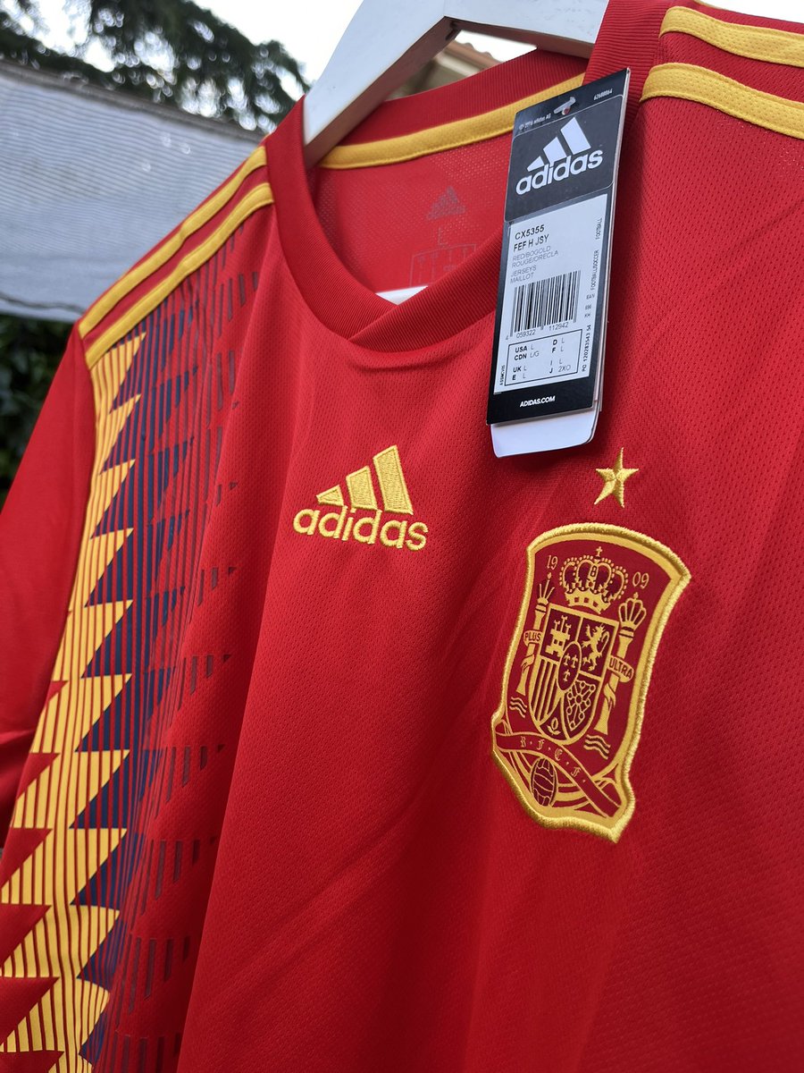 FerCamisYFutbol's tweet photo. 🇪🇸⚽ CAMISETA ESPAÑA MUNDIAL 2018 • L • ADIDAS

Una pieza especial de mi colección: la camiseta que España vistió en el Mundial de Rusia 2018. Su diseño retro, inspirado en el mítico modelo de 1994.

#España #LaRoja #Mundial2018 #WorldCup2018 #AdidasFootball #CamisetasDeFútbol https://t.co/Af8NXtu46C