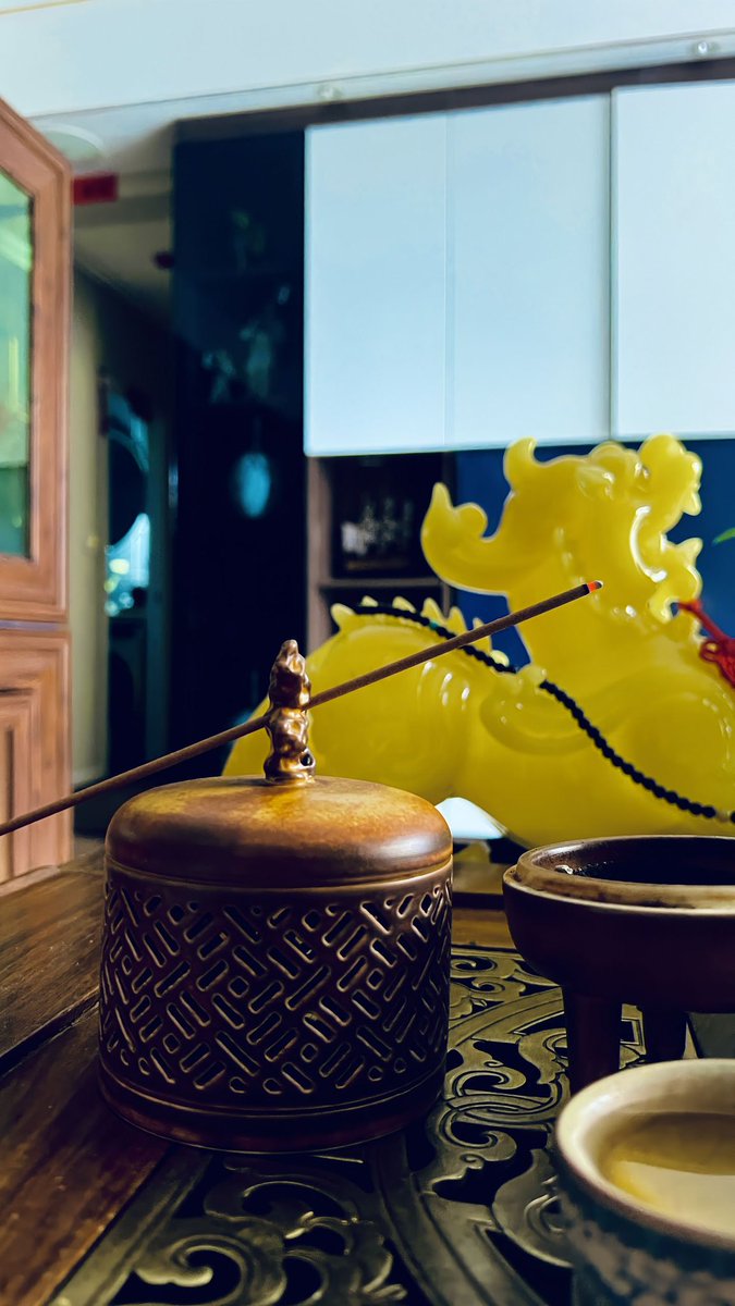 行情依旧在波动。
有人盯着盘，不敢动。
有人追着涨，停不下。
还有人关掉屏幕，去吃一顿饭。
以前的我，一定是第二种人。
生怕错过，生怕慢一步，结果一次次把自己逼进绝境。
利弗莫尔说：
“等待，不交易，也是交易。”