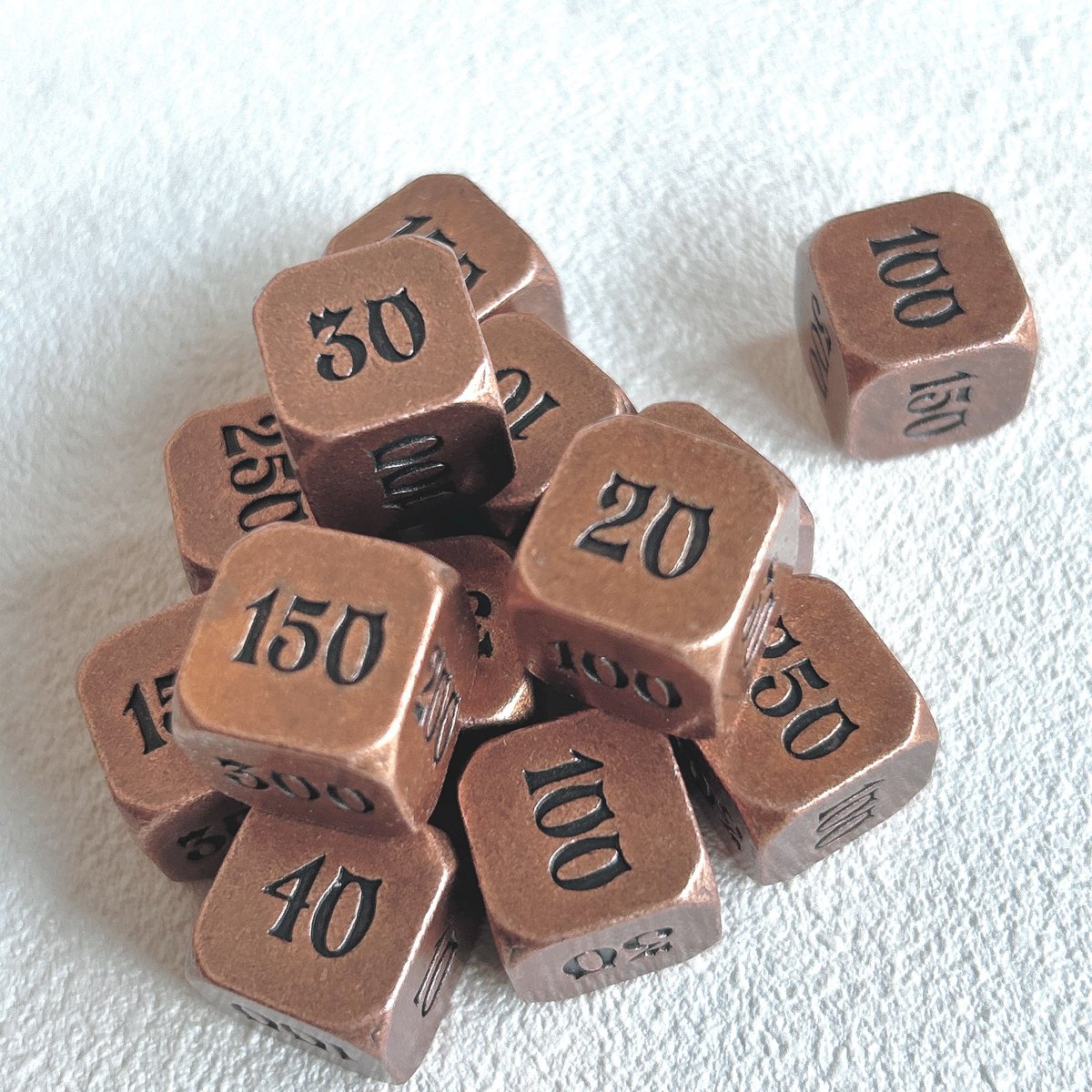 ˗ˏˋ 新 登 場 ˎˊ˗

ニャンティークダメカンダイス🐈‍⬛🤍

発売記念！フォロー&amp;この投稿をRPで2名様にダメカンダイスをプレゼント꙳.
ꕀꕀꕀꕀꕀ

amii.らしさ全開 ！【ねこみみフォント】 が可愛い、ダメージカウント用ダイスがついに登場💭