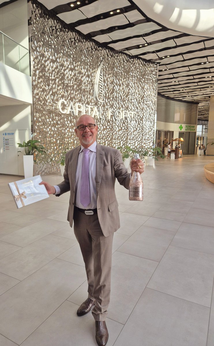 40 years of commitment, dedication and team spirit in support of public service!
Today our Deputy Head of mission Mr. Rolf Ott celebrated 40-year anniversary working for the Swiss Confederation!
Congratulations on behalf of the whole team; BRAVO et MERCI!