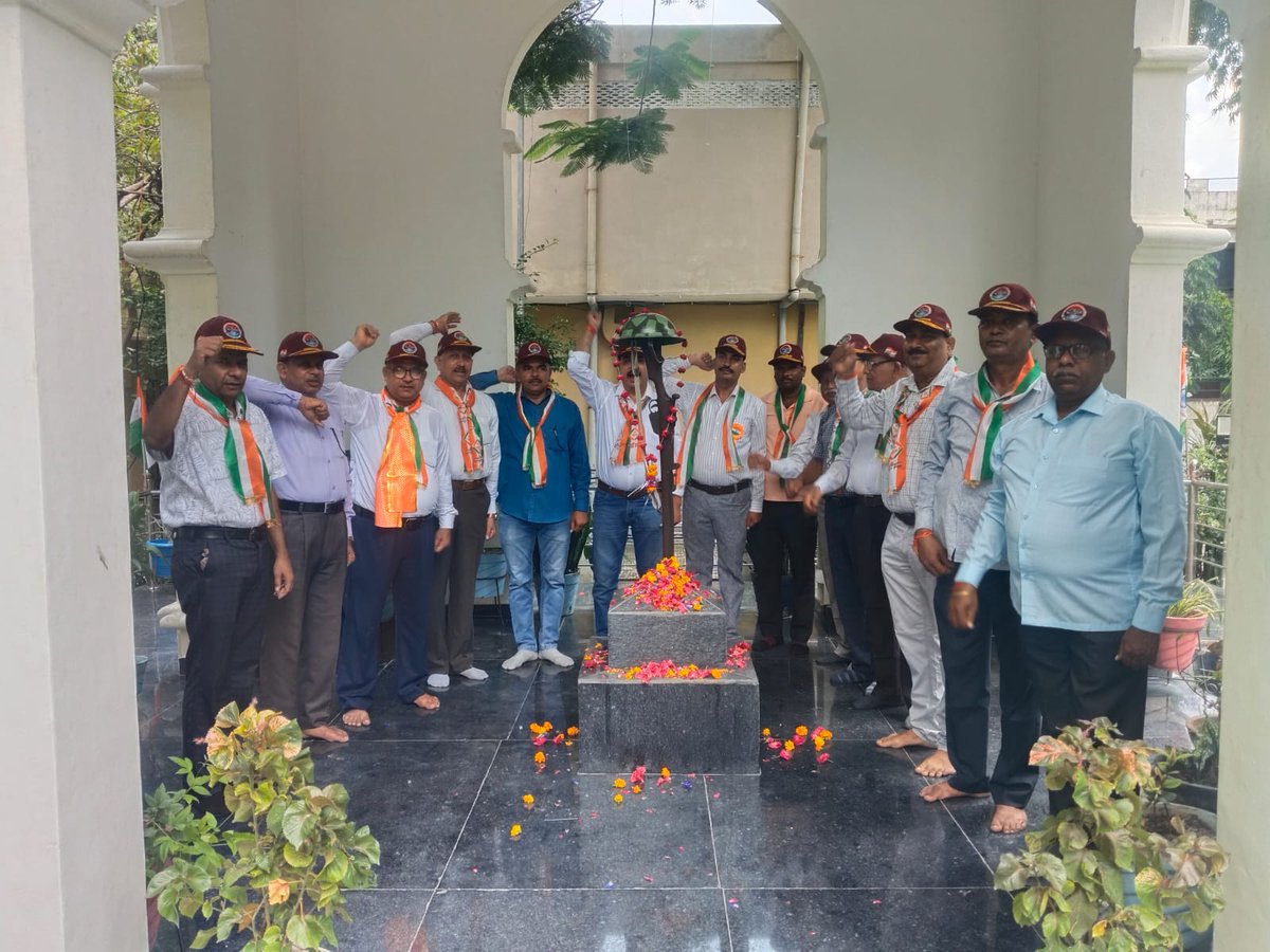SanjaySChauhan4's tweet photo. स्वतंत्रता दिवस पर उन्नाव शहीद स्थल से  पूर्व सैनिक समाज सेवा एसोसिशन उन्नाव की तरफ से सदस्य साथियों के साथ किए गए कार्यक्रम पर  आप सभी साथियो को बहुत बधाई और शुभकामनाएं। 
जय हिंद जय भारत

@rajnathsingh @myogiadityanath @KSBSectt @PSSSAssn @brajeshpathakup @kpmaurya1 @drsakshimaharaj @dmunnao