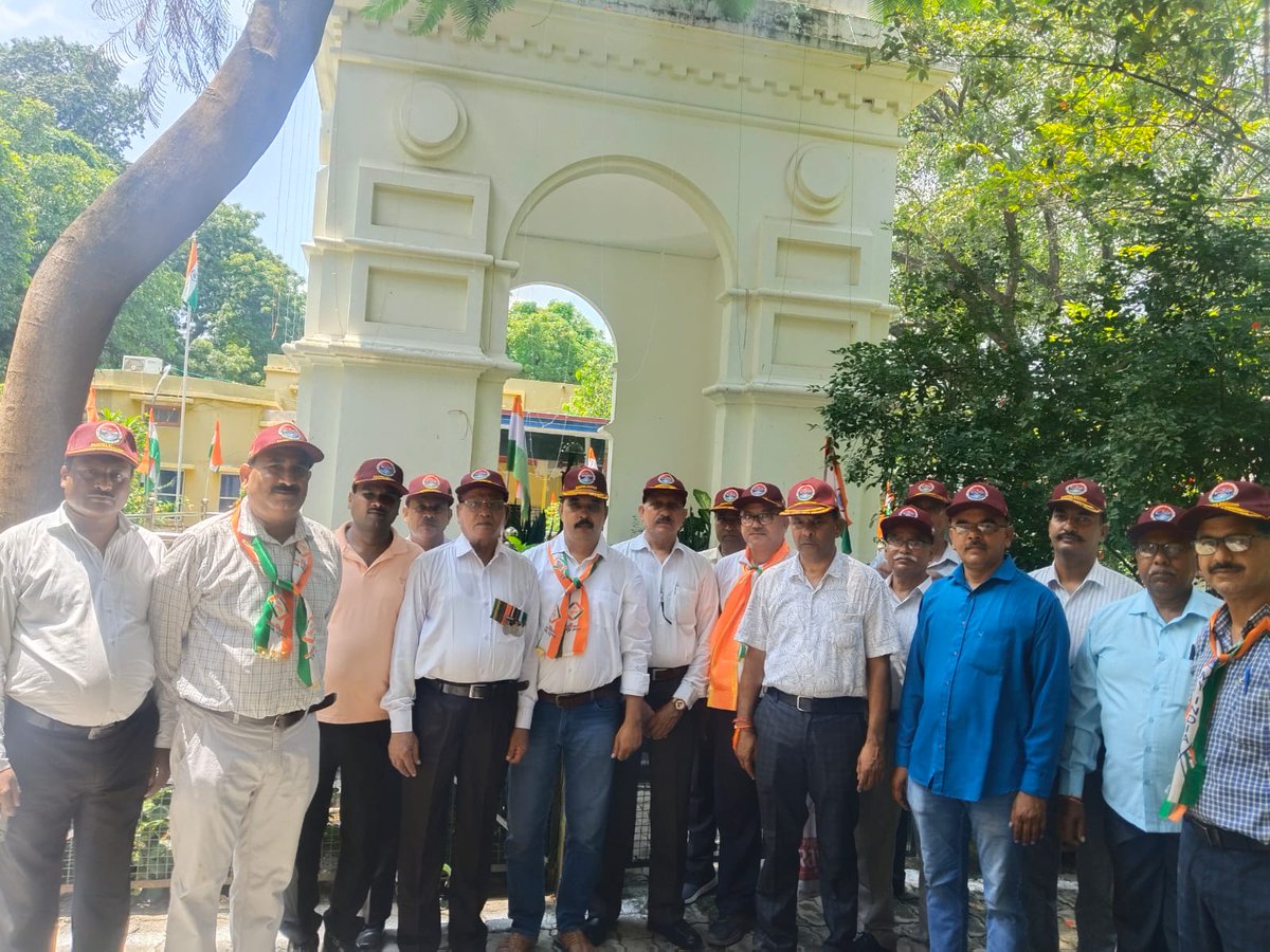 SanjaySChauhan4's tweet photo. स्वतंत्रता दिवस पर उन्नाव शहीद स्थल से  पूर्व सैनिक समाज सेवा एसोसिशन उन्नाव की तरफ से सदस्य साथियों के साथ किए गए कार्यक्रम पर  आप सभी साथियो को बहुत बधाई और शुभकामनाएं। 
जय हिंद जय भारत

@rajnathsingh @myogiadityanath @KSBSectt @PSSSAssn @brajeshpathakup @kpmaurya1 @drsakshimaharaj @dmunnao
