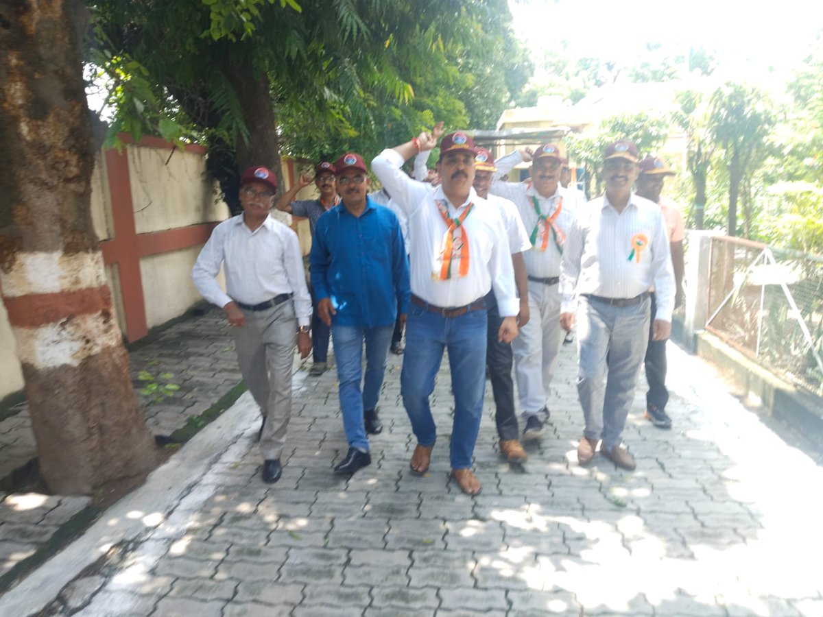SanjaySChauhan4's tweet photo. स्वतंत्रता दिवस पर उन्नाव शहीद स्थल से  पूर्व सैनिक समाज सेवा एसोसिशन उन्नाव की तरफ से सदस्य साथियों के साथ किए गए कार्यक्रम पर  आप सभी साथियो को बहुत बधाई और शुभकामनाएं। 
जय हिंद जय भारत

@rajnathsingh @myogiadityanath @KSBSectt @PSSSAssn @brajeshpathakup @kpmaurya1 @drsakshimaharaj @dmunnao