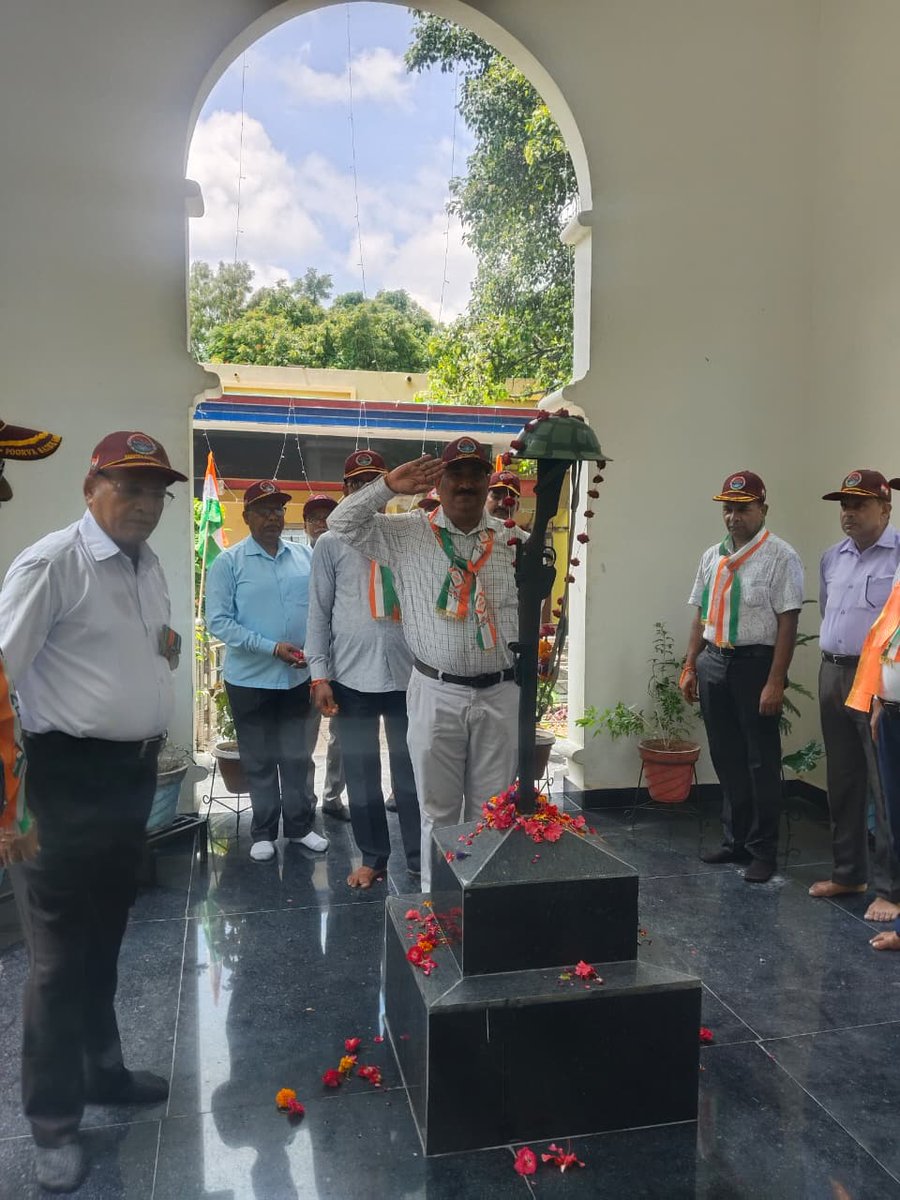 SanjaySChauhan4's tweet photo. स्वतंत्रता दिवस पर उन्नाव शहीद स्थल से  पूर्व सैनिक समाज सेवा एसोसिशन उन्नाव की तरफ से सदस्य साथियों के साथ किए गए कार्यक्रम पर  आप सभी साथियो को बहुत बधाई और शुभकामनाएं। 
जय हिंद जय भारत

@rajnathsingh @myogiadityanath @KSBSectt @PSSSAssn @brajeshpathakup @kpmaurya1 @drsakshimaharaj @dmunnao