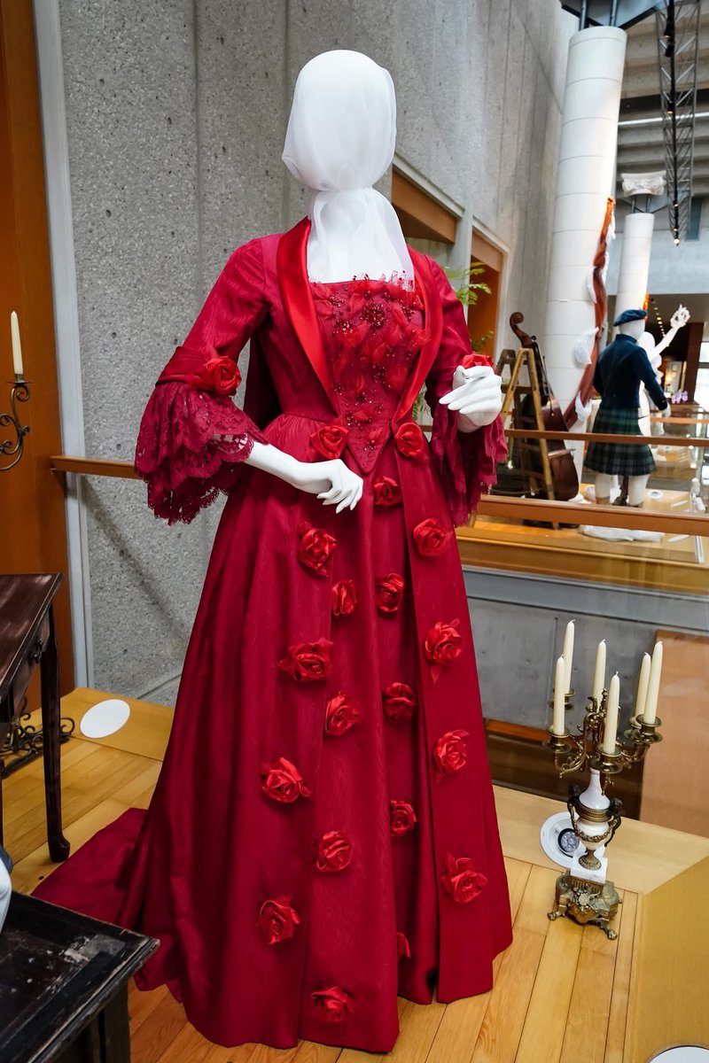 [マノン]
マノンの衣裳は赤一色でデザインされているため、重たく見えないような様々な工夫がされています。ドレスの身頃の縁はコードパイピングで処理されているためアクセントがつき、体のラインをシャープに見せます。また、アンガジャントと呼ばれる袖飾りがついており、