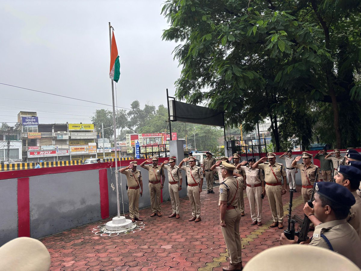 79 वें स्वतंत्रता दिवस के अवसर पर आज पुलिस उपायुक्त, यातायात प्रबंधन श्री अरविंद तिवारी द्वारा कार्यालय पलासिया में ध्वजारोहण कर, शुभकामनाएं एवं बधाई दी।