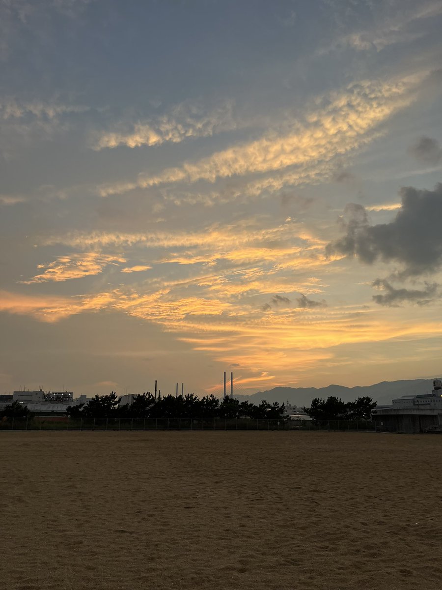 weekend_sunset's tweet photo. 陽が沈むの早くなったな。
夕焼けを見れた事に感謝。 https://t.co/Jx6nCra8xH
