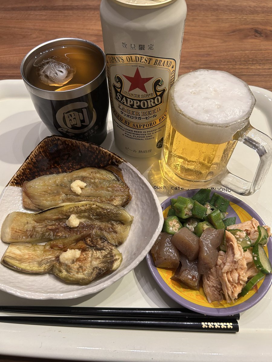 夏季休暇も終盤戦
幸せな日々が終わるまで残りあと2日…
昨日、娘っちが帰ってからカウントダウンが始まった気がする🥲
残り2日も　2025夏楽しんじゃぃます
いただいた天狗茄子の焼きナス最高〜❤️
かんぱ〜ぃ♪(*^^)o∀*∀o(^^*)♪
＃晩酌　＃おうちごはん　＃天狗茄子　＃サッポロ派