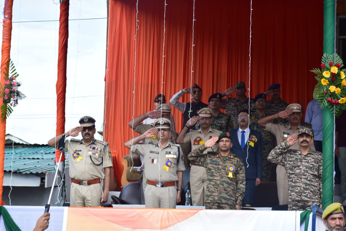 CRPF53BN's tweet photo. A festival of #HarGharTiranga is flavour of @incredibleindia in #IndependenceDay parade #Baramulla. The wet earth and ordered march of boots of  @BaramullaPolice @CRPF53BN echoed #Patriotic fervour and enthusiasm in #Baramulla . https://t.co/PxaQLrRpHi